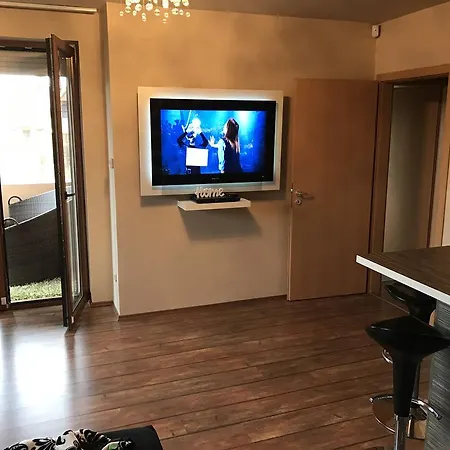 Kira Apartman